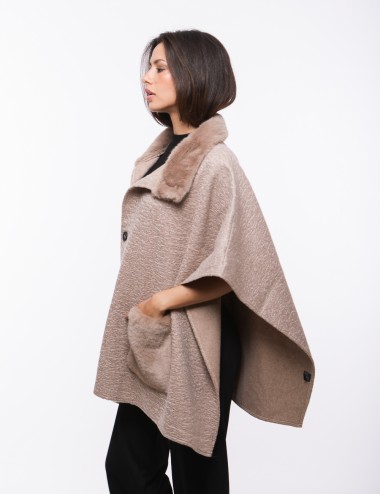 Cette image contient cape chez Joliesse. à 269,99 TND en Tunisie. L'hexa de l'arrière plan est #E7E7E7