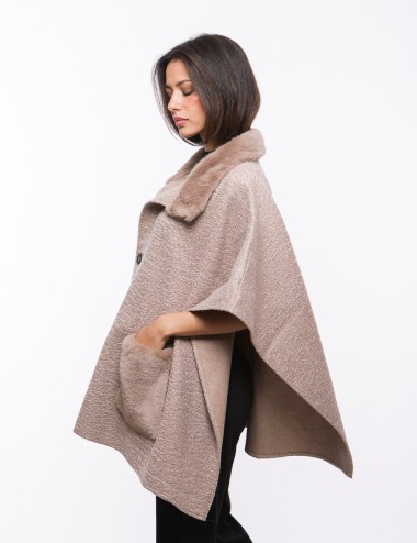 Cette image contient cape chez Joliesse. à 269,99 TND en Tunisie. L'hexa de l'arrière plan est #E7E7E7