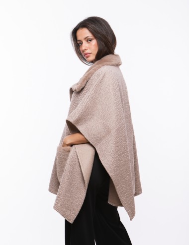 Cette image contient cape chez Joliesse. à 269,99 TND en Tunisie. L'hexa de l'arrière plan est #E7E7E7