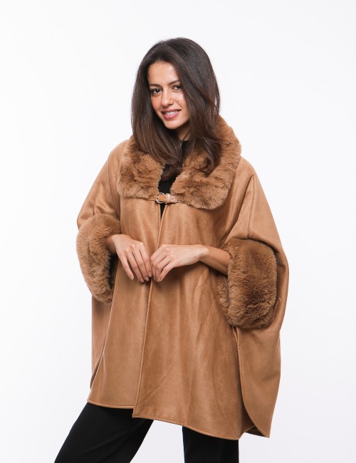 Cette image contient Cape Poncho avec col double chez Joliesse. à 279,99 TND en Tunisie. L'hexa de l'arrière plan est #E7E7E7