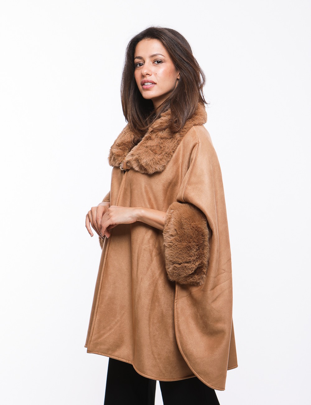 Cette image contient Cape Poncho avec col double chez Joliesse. à 279,99 TND en Tunisie. L'hexa de l'arrière plan est #E7E7E7