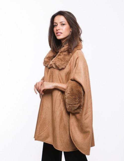 Cette image contient Cape Poncho avec col double chez Joliesse. à 279,99 TND en Tunisie. L'hexa de l'arrière plan est #E7E7E7