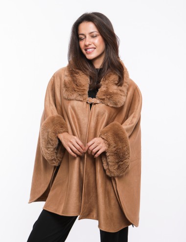 Cette image contient Cape Poncho avec col double chez Joliesse. à 279,99 TND en Tunisie. L'hexa de l'arrière plan est #E7E7E7