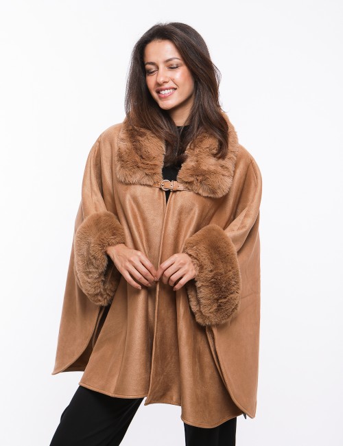 Cette image contient Cape Poncho avec col double chez Joliesse. à 279,99 TND en Tunisie. L'hexa de l'arrière plan est #E7E7E7