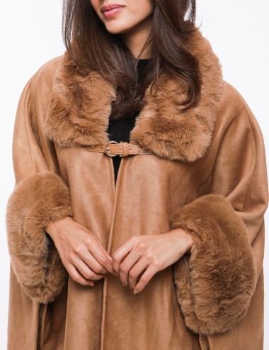 Cette image contient Cape Poncho avec col double chez Joliesse. à 279,99 TND en Tunisie. L'hexa de l'arrière plan est #E7E7E7