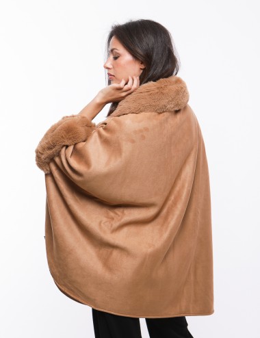 Cette image contient Cape Poncho avec col double chez Joliesse. à 279,99 TND en Tunisie. L'hexa de l'arrière plan est #E7E7E7