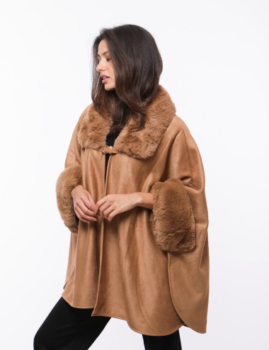 Cette image contient Cape Poncho avec col double chez Joliesse. à 279,99 TND en Tunisie. L'hexa de l'arrière plan est #E7E7E7