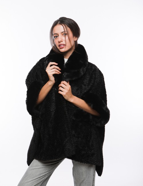 Cette image contient Cape oversize à col en fourrure chez Joliesse. à 279,99 TND en Tunisie. L'hexa de l'arrière plan est #E7E7E