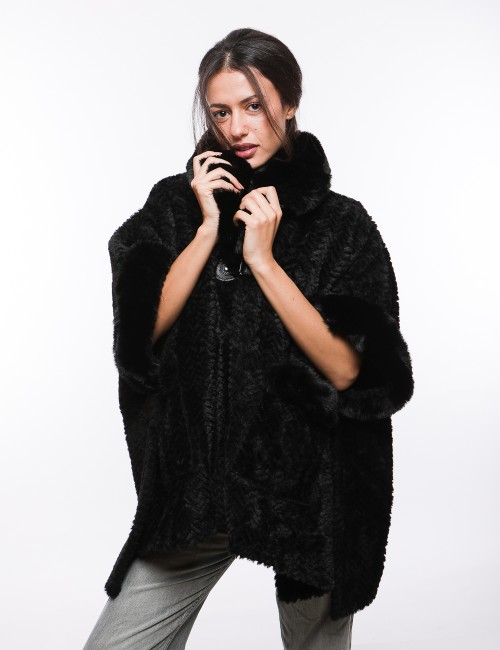 Cette image contient Cape oversize à col en fourrure chez Joliesse. à 279,99 TND en Tunisie. L'hexa de l'arrière plan est #E7E7E