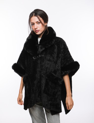 Cette image contient Cape oversize à col en fourrure chez Joliesse. à 279,99 TND en Tunisie. L'hexa de l'arrière plan est #E7E7E
