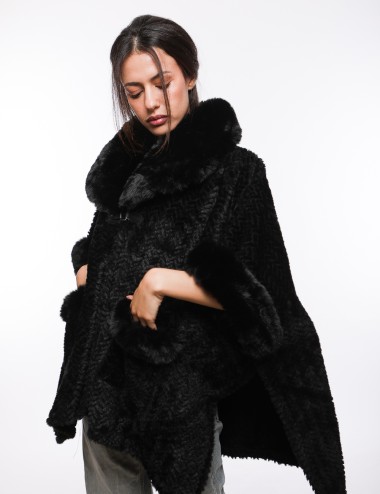 Cette image contient Cape oversize à col en fourrure chez Joliesse. à 279,99 TND en Tunisie. L'hexa de l'arrière plan est #E7E7E