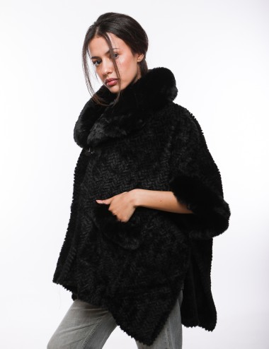 Cette image contient Cape oversize à col en fourrure chez Joliesse. à 279,99 TND en Tunisie. L'hexa de l'arrière plan est #E7E7E