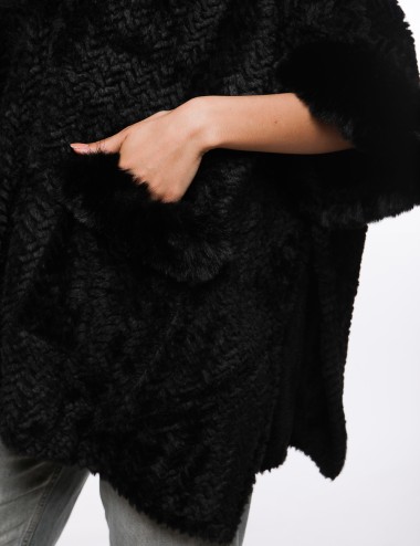 Cette image contient Cape oversize à col en fourrure chez Joliesse. à 279,99 TND en Tunisie. L'hexa de l'arrière plan est #E7E7E