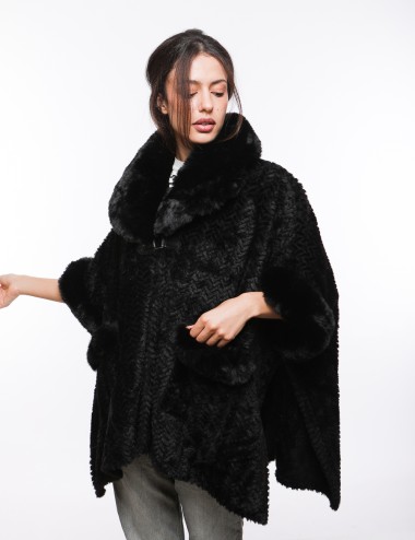 Cette image contient Cape oversize à col en fourrure chez Joliesse. à 279,99 TND en Tunisie. L'hexa de l'arrière plan est #E7E7E