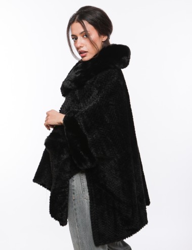 Cette image contient Cape oversize à col en fourrure chez Joliesse. à 279,99 TND en Tunisie. L'hexa de l'arrière plan est #E7E7E