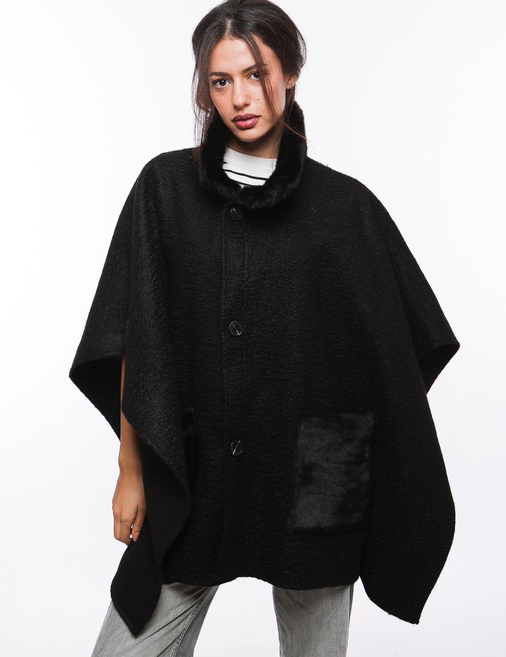 Cette image contient Poncho Collier fourrure avec boutons chez Joliesse. à 269,99 TND en Tunisie. L'hexa de l'arrière plan est #