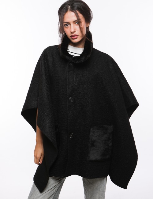 Cette image contient Poncho Collier fourrure avec boutons chez Joliesse. à 269,99 TND en Tunisie. L'hexa de l'arrière plan est #