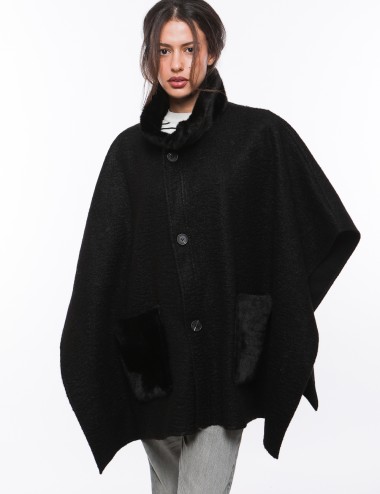 Cette image contient Poncho Collier fourrure avec boutons chez Joliesse. à 269,99 TND en Tunisie. L'hexa de l'arrière plan est #