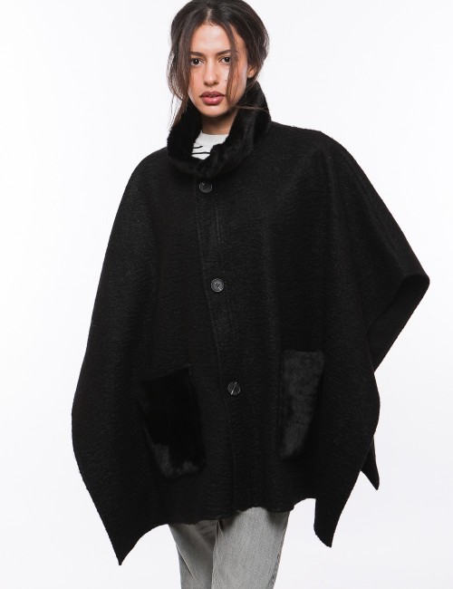 Cette image contient Poncho Collier fourrure avec boutons chez Joliesse. à 269,99 TND en Tunisie. L'hexa de l'arrière plan est #