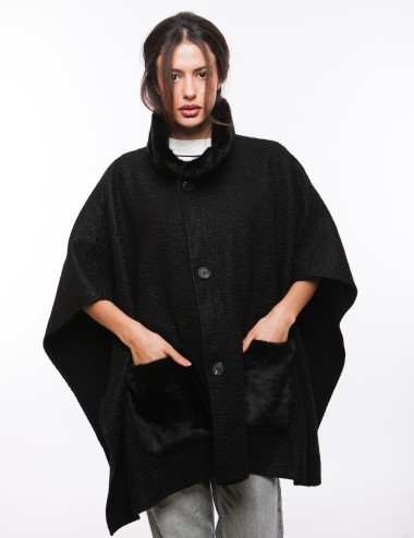 Cette image contient Poncho Collier fourrure avec boutons chez Joliesse. à 269,99 TND en Tunisie. L'hexa de l'arrière plan est #