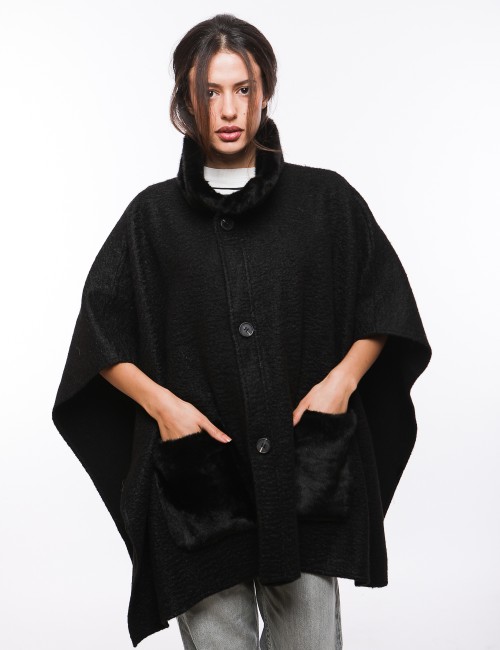 Cette image contient Poncho Collier fourrure avec boutons chez Joliesse. à 269,99 TND en Tunisie. L'hexa de l'arrière plan est #