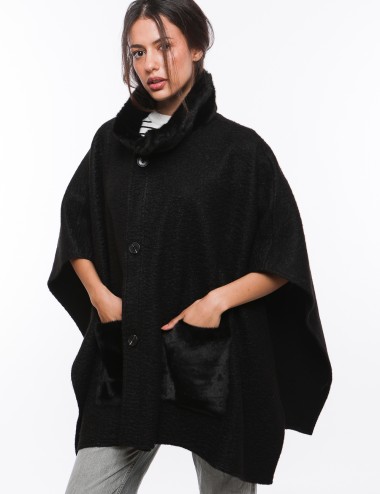 Cette image contient Poncho Collier fourrure avec boutons chez Joliesse. à 269,99 TND en Tunisie. L'hexa de l'arrière plan est #