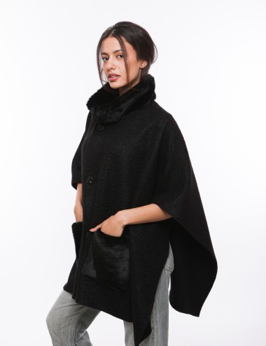 Cette image contient Poncho Collier fourrure avec boutons chez Joliesse. à 269,99 TND en Tunisie. L'hexa de l'arrière plan est #