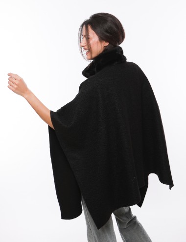 Cette image contient Poncho Collier fourrure avec boutons chez Joliesse. à 269,99 TND en Tunisie. L'hexa de l'arrière plan est #