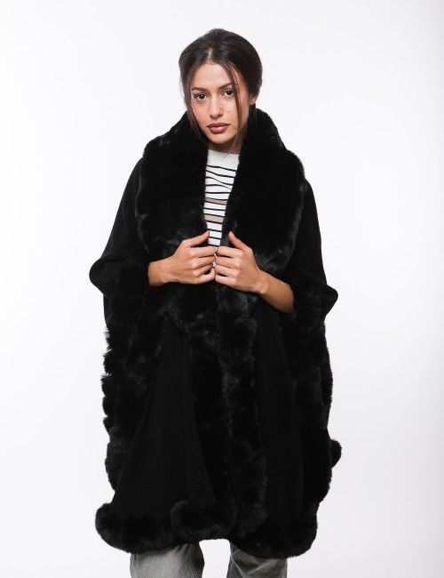 Cette image contient Poncho cape en fourrure chez Joliesse. à 289,99 TND en Tunisie. L'hexa de l'arrière plan est #E7E7E7
