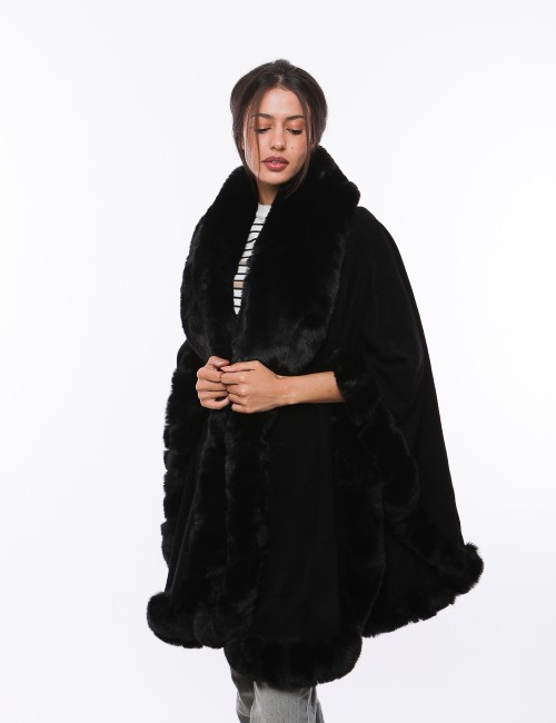 Cette image contient Poncho cape en fourrure chez Joliesse. à 289,99 TND en Tunisie. L'hexa de l'arrière plan est #E7E7E7