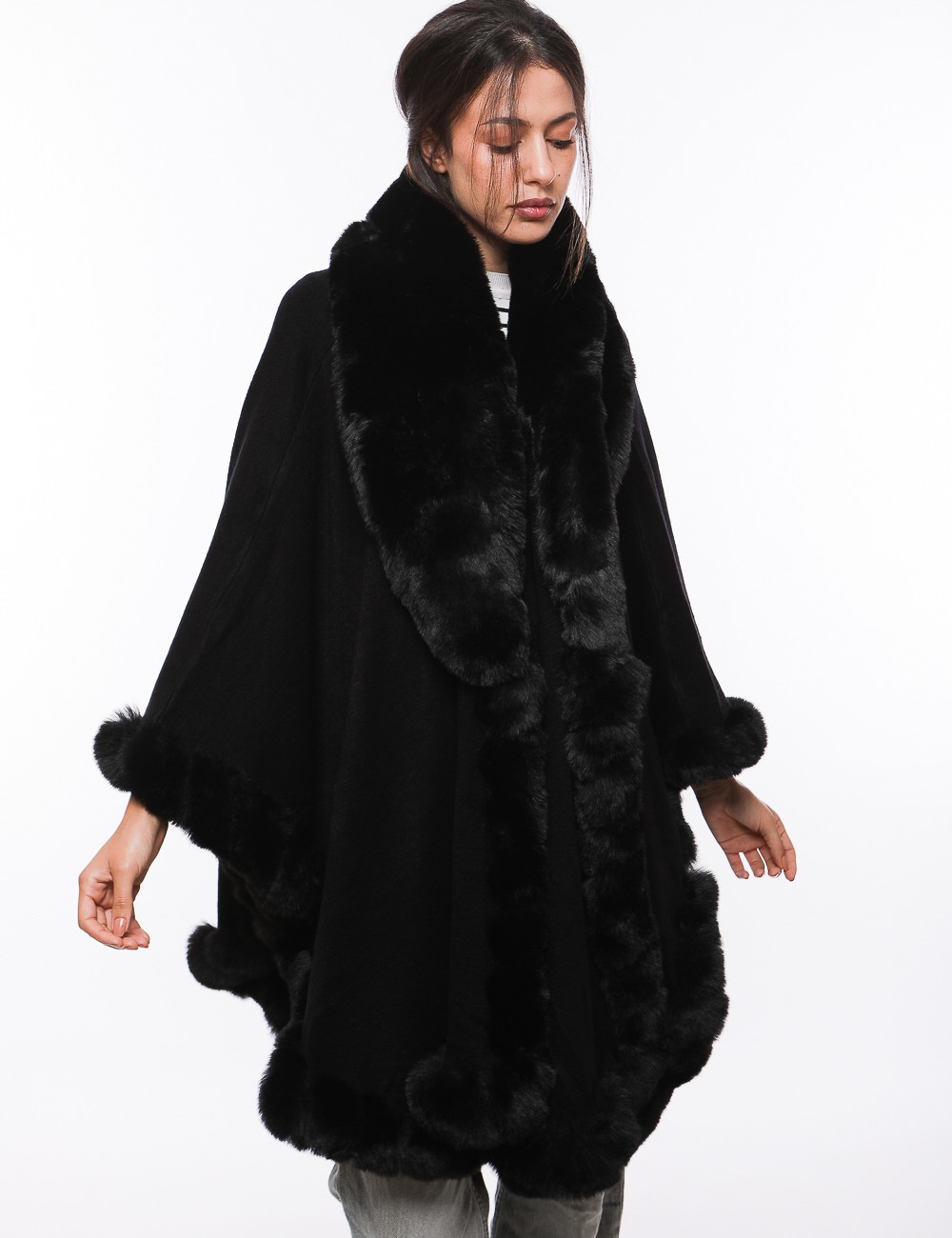 Cette image contient Poncho cape en fourrure chez Joliesse. à 289,99 TND en Tunisie. L'hexa de l'arrière plan est #E7E7E7