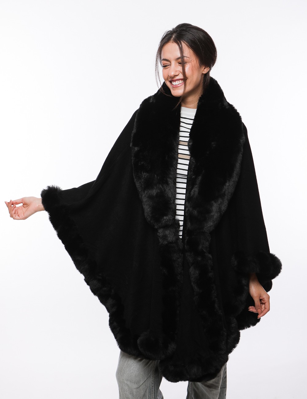 Cette image contient Poncho cape en fourrure chez Joliesse. à 289,99 TND en Tunisie. L'hexa de l'arrière plan est #E7E7E7