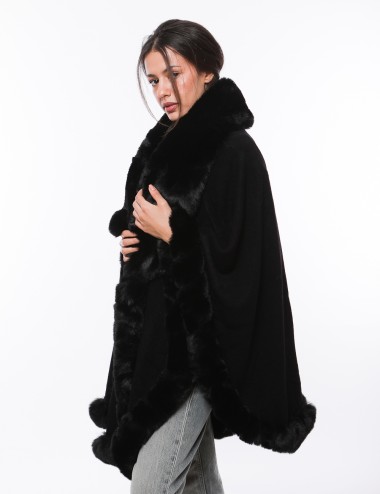 Cette image contient Poncho cape en fourrure chez Joliesse. à 289,99 TND en Tunisie. L'hexa de l'arrière plan est #E7E7E7