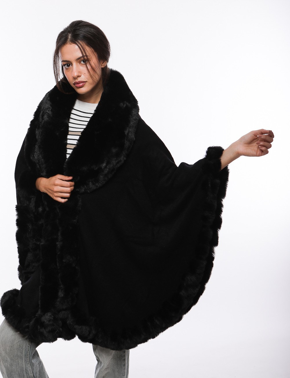 Cette image contient Poncho cape en fourrure chez Joliesse. à 289,99 TND en Tunisie. L'hexa de l'arrière plan est #E7E7E7