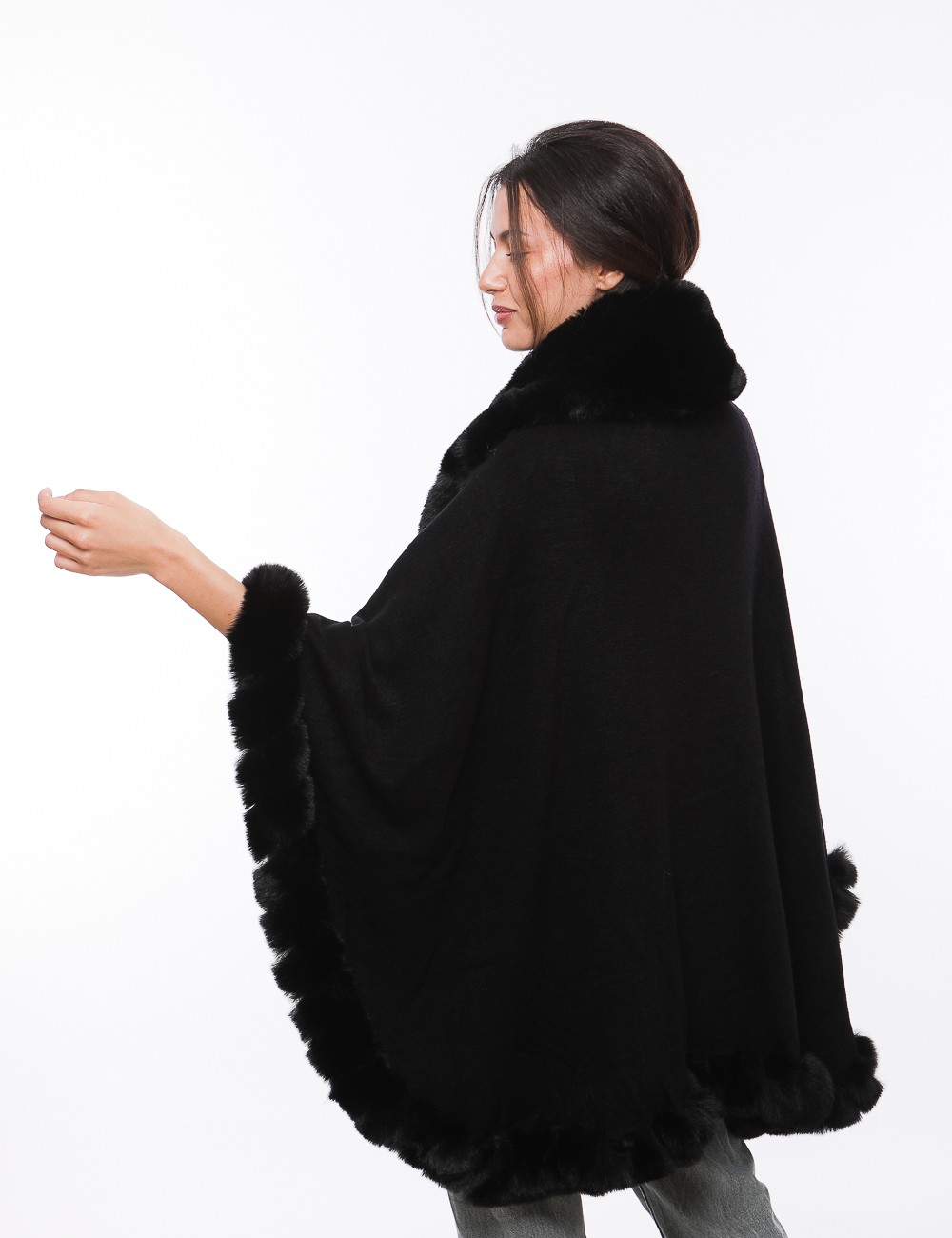 Cette image contient Poncho cape en fourrure chez Joliesse. à 289,99 TND en Tunisie. L'hexa de l'arrière plan est #E7E7E7