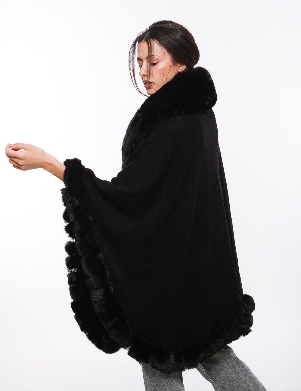 Cette image contient Poncho cape en fourrure chez Joliesse. à 289,99 TND en Tunisie. L'hexa de l'arrière plan est #E7E7E7