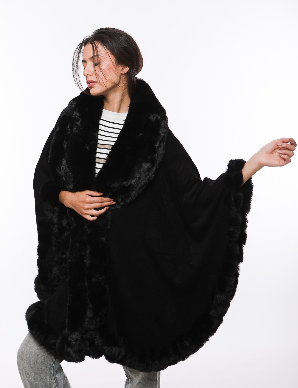 Cette image contient Poncho cape en fourrure chez Joliesse. à 289,99 TND en Tunisie. L'hexa de l'arrière plan est #E7E7E7