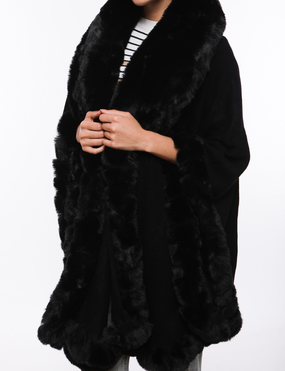 Cette image contient Poncho cape en fourrure chez Joliesse. à 289,99 TND en Tunisie. L'hexa de l'arrière plan est #E7E7E7