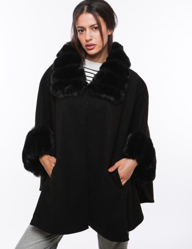 Cette image contient Poncho d'hiver avec Col en Fourrure chez Joliesse. à 299,99 TND en Tunisie. L'hexa de l'arrière plan est #E