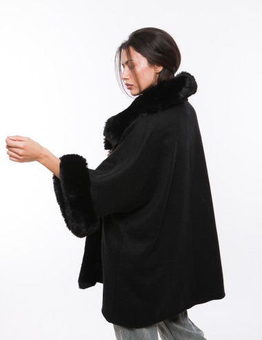 Cette image contient Poncho d'hiver avec Col en Fourrure chez Joliesse. à 299,99 TND en Tunisie. L'hexa de l'arrière plan est #E