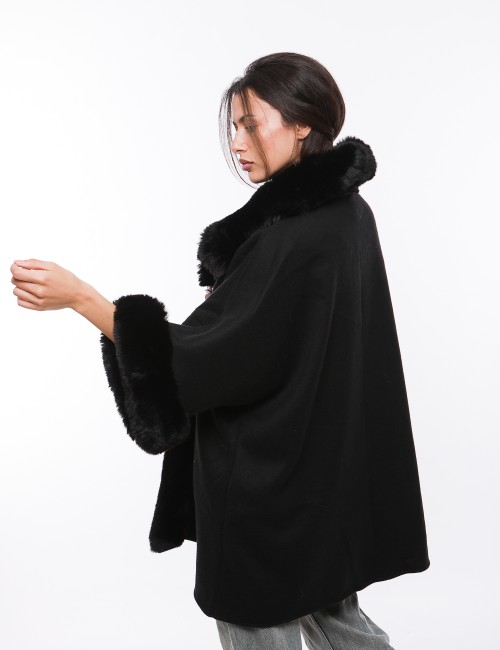 Cette image contient Poncho d'hiver avec Col en Fourrure chez Joliesse. à 299,99 TND en Tunisie. L'hexa de l'arrière plan est #E