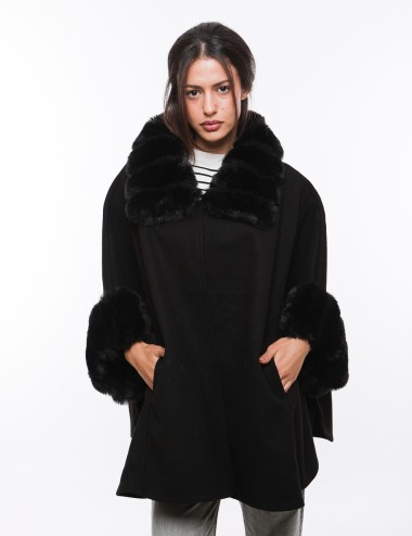 Cette image contient Poncho d'hiver avec Col en Fourrure chez Joliesse. à 299,99 TND en Tunisie. L'hexa de l'arrière plan est #E