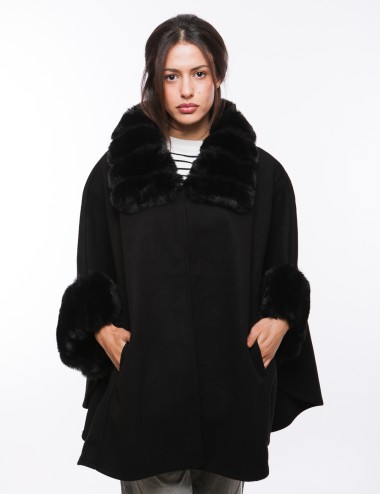 Cette image contient Poncho d'hiver avec Col en Fourrure chez Joliesse. à 299,99 TND en Tunisie. L'hexa de l'arrière plan est #E