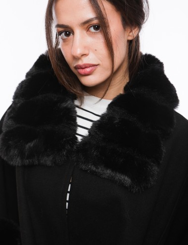 Cette image contient Poncho d'hiver avec Col en Fourrure chez Joliesse. à 299,99 TND en Tunisie. L'hexa de l'arrière plan est #E