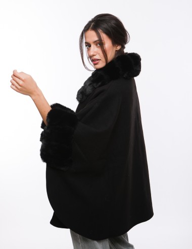 Cette image contient Poncho d'hiver avec Col en Fourrure chez Joliesse. à 299,99 TND en Tunisie. L'hexa de l'arrière plan est #E