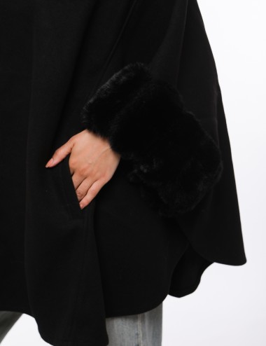 Cette image contient Poncho d'hiver avec Col en Fourrure chez Joliesse. à 299,99 TND en Tunisie. L'hexa de l'arrière plan est #E