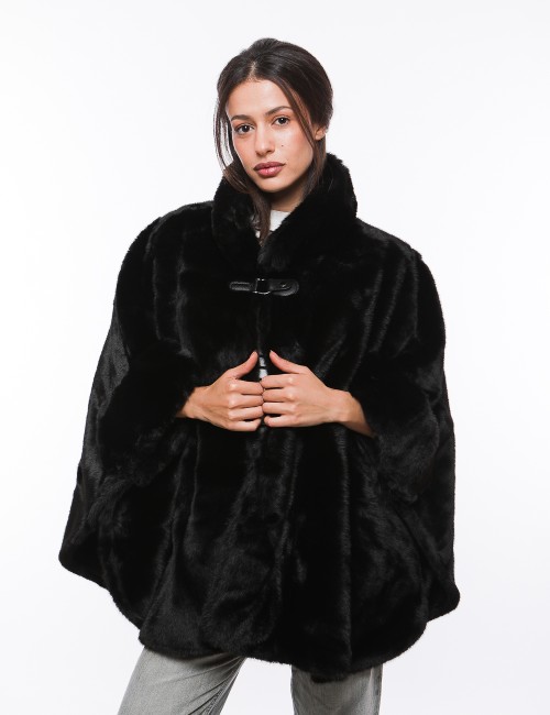 Cette image contient Poncho Fourrure avec fermeture à boucle chez Joliesse. à 279,99 TND en Tunisie. L'hexa de l'arrière plan es