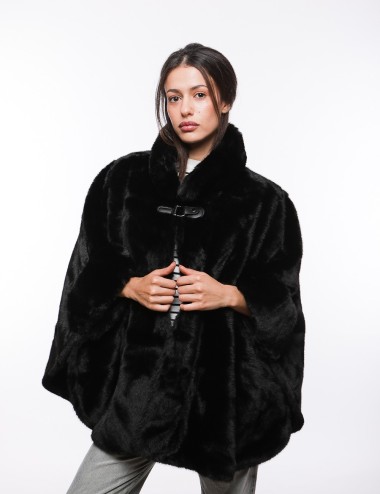 Cette image contient Poncho Fourrure avec fermeture à boucle chez Joliesse. à 279,99 TND en Tunisie. L'hexa de l'arrière plan es