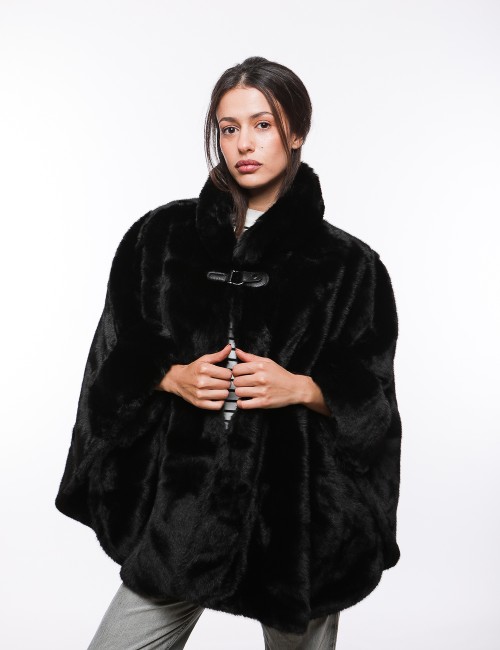 Cette image contient Poncho Fourrure avec fermeture à boucle chez Joliesse. à 279,99 TND en Tunisie. L'hexa de l'arrière plan es