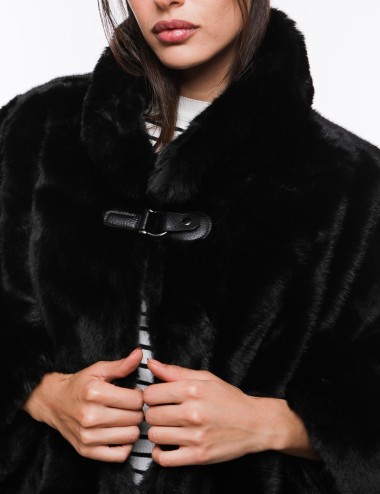 Cette image contient Poncho Fourrure avec fermeture à boucle chez Joliesse. à 279,99 TND en Tunisie. L'hexa de l'arrière plan es